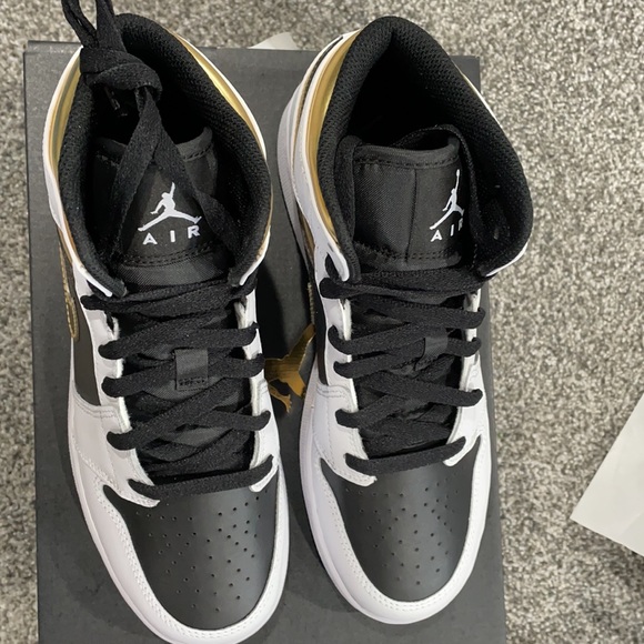 Nike Air Jordan 1 Mid GS - Picture 3 of 3